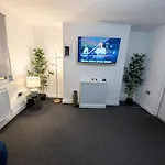 Stockhill Lane Spacious 3-Bedroom House With Private Parking