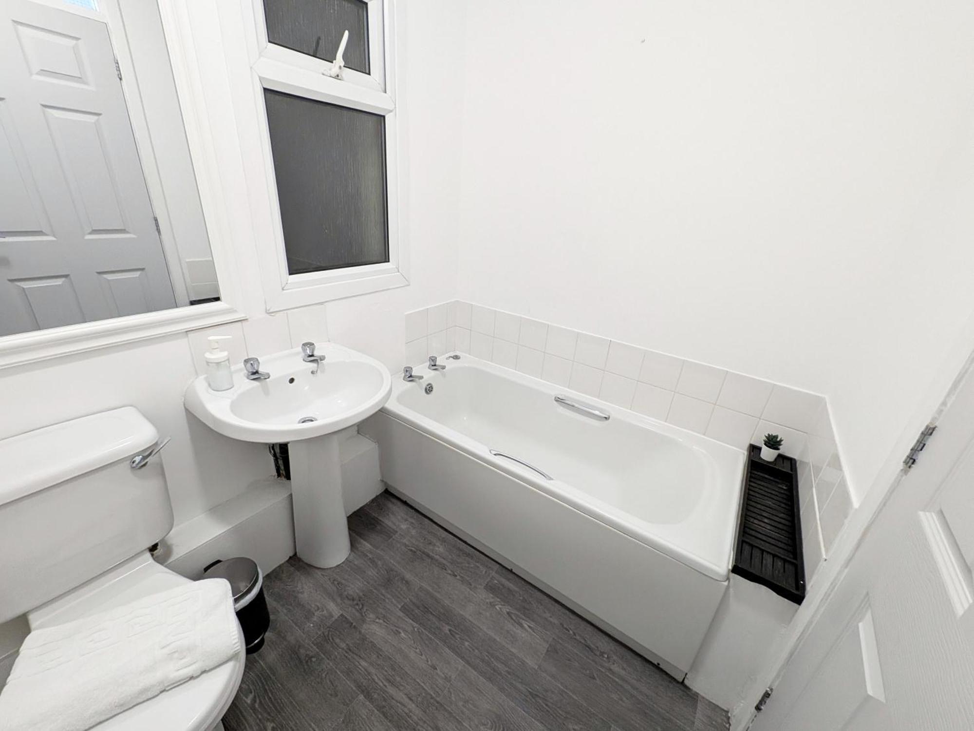 Apartment Stockhill Lane Spacious 3-Bedroom House With Private Parking