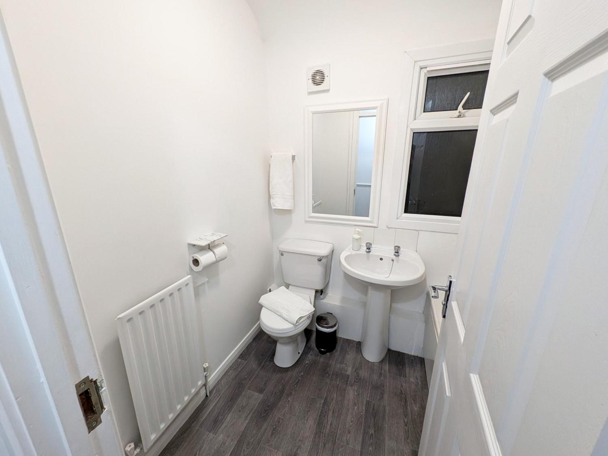 Apartment Stockhill Lane Spacious 3-Bedroom House With Private Parking