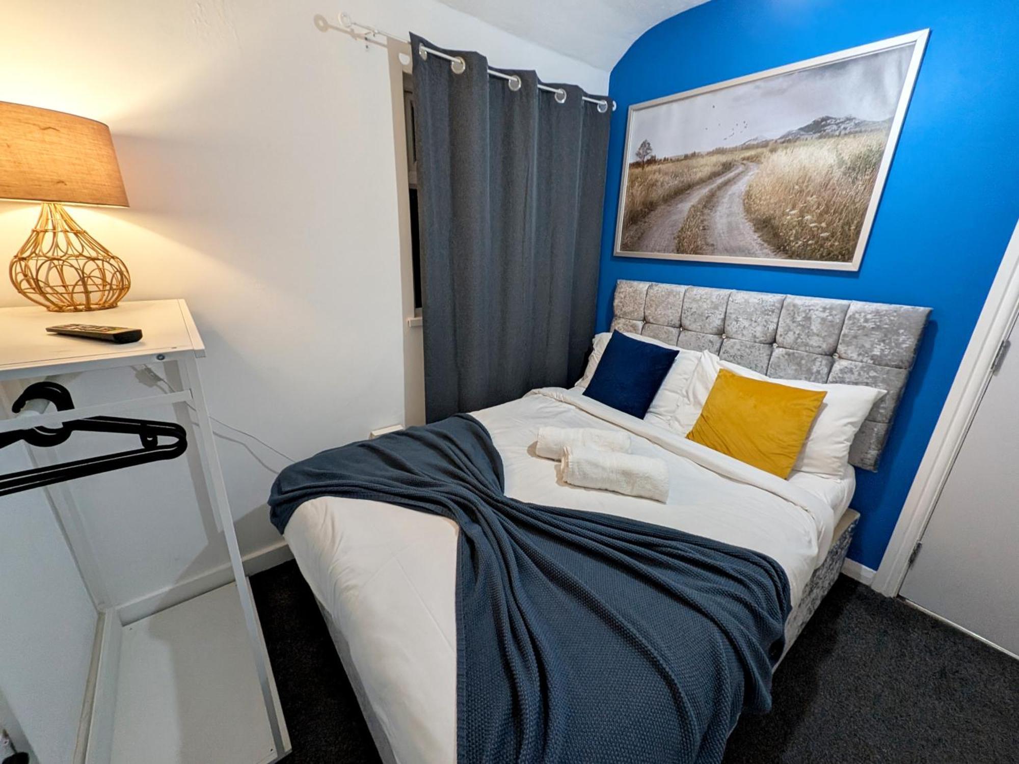 Stockhill Lane Spacious 3-Bedroom House With Private Parking Apartment