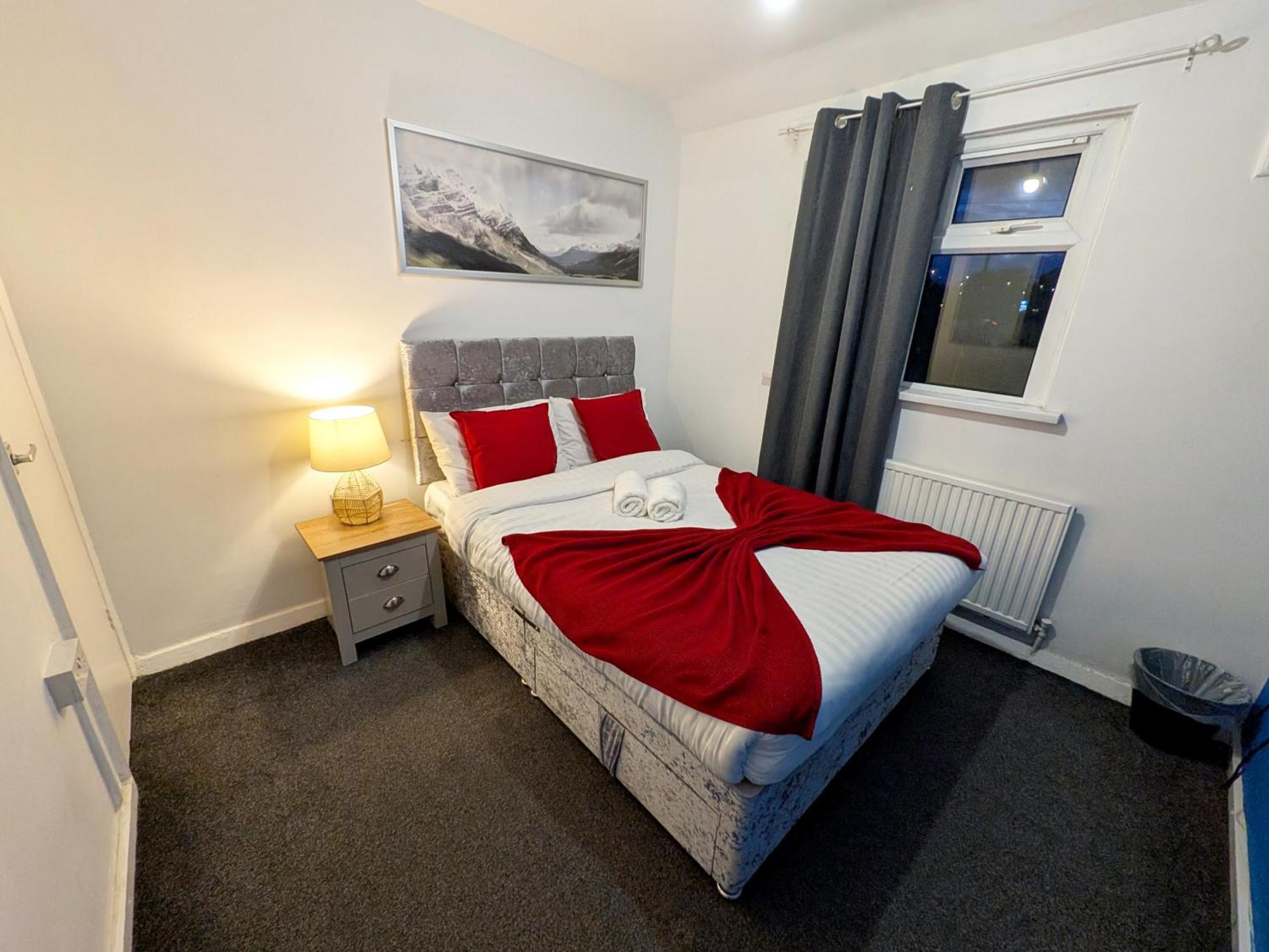 Stockhill Lane Spacious 3-Bedroom House With Private Parking