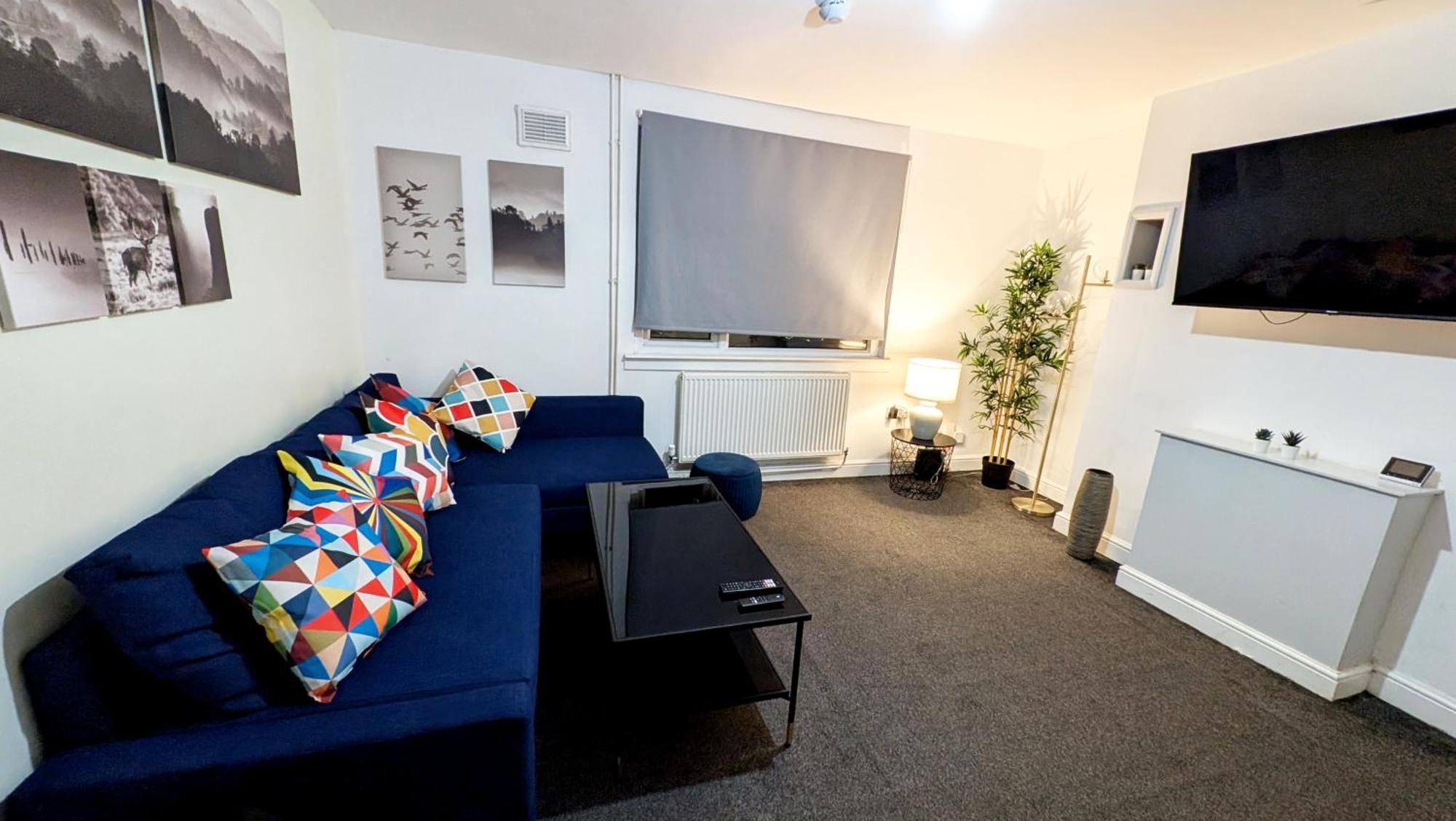 Apartment Stockhill Lane Spacious 3-Bedroom House With Private Parking *
