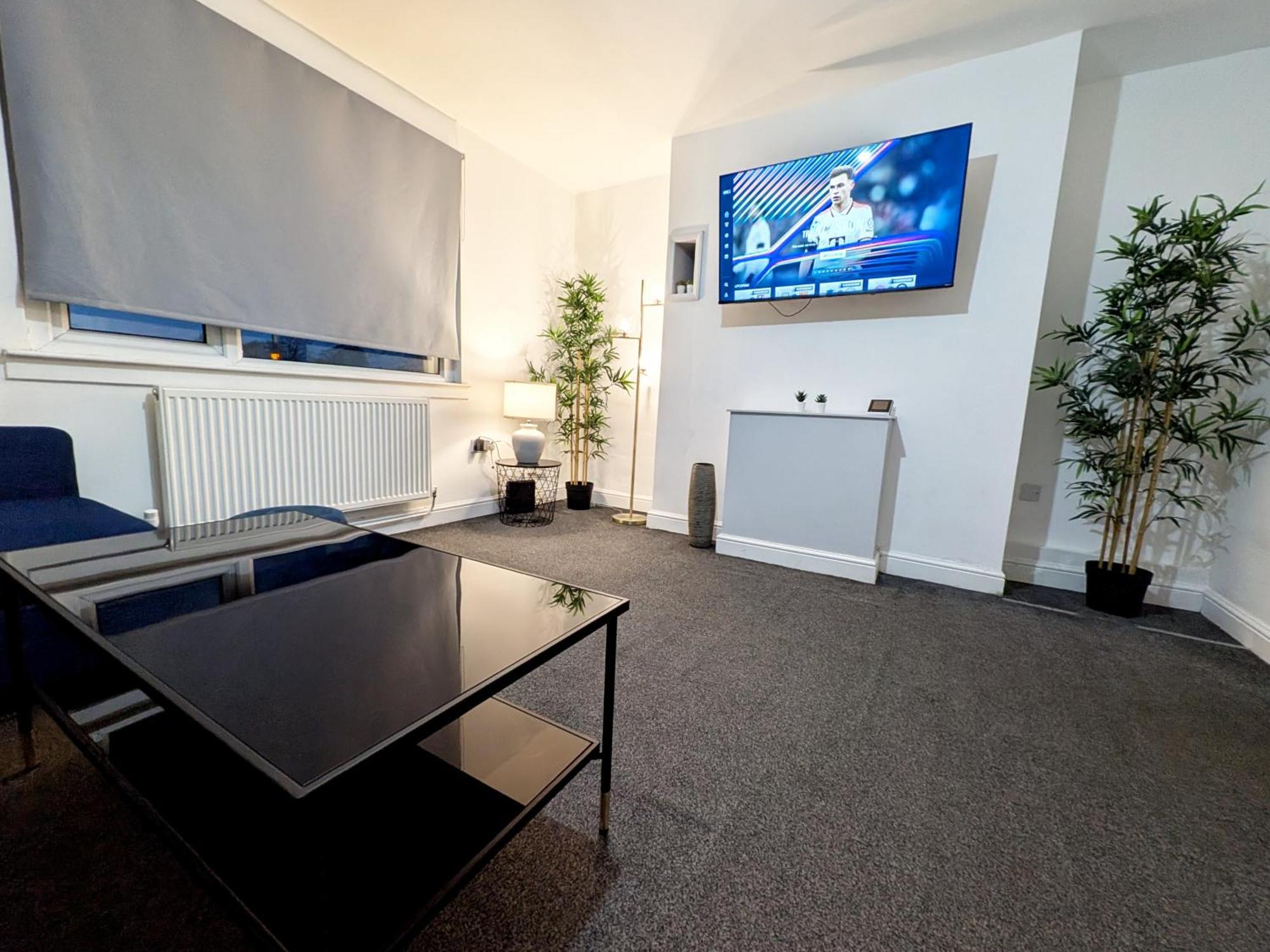 Apartment Stockhill Lane Spacious 3-Bedroom House With Private Parking *